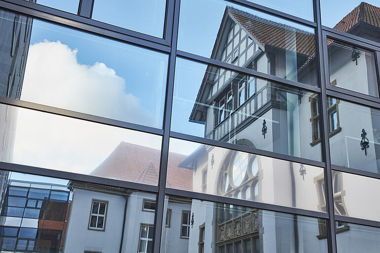 Kiel Institute Gebäude Kiel Institute Gebäude spiegelt sich in einer Glasfassade